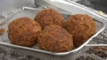 「1日5000個売れる」メンチカツも！高知大丸で「THE TIME, ＆ おめざグルメフェスタ」開幕