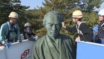 地上13mの「龍馬像」高所作業車で清掃　「拭いた後の雑巾が真っ黒！達成感！」快晴の下“龍馬の洗濯日和”に