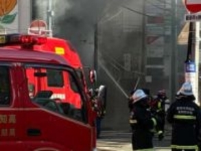 元日の帰省客などでにぎわう中心街で建物火災　高知市の「追手筋」で現在も消火活動続く（午前10時半現在）