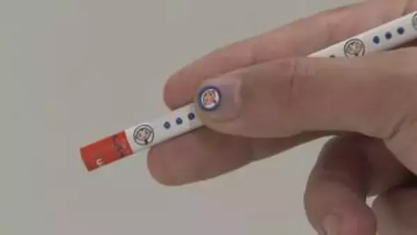 正しい持ち方で「姿勢」も良く！ 高知県内の新1年生全員に『筆育えんぴつ』贈呈　三角形の秘密とキャラクターで楽しく学ぶ【高知】