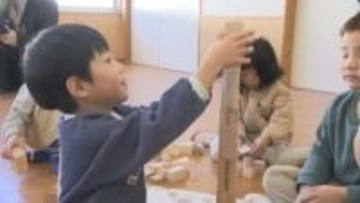 「いい匂い！」香美市が木のおもちゃを保育園に贈呈　地元の木材を使用、市産材のさらなる活用へ