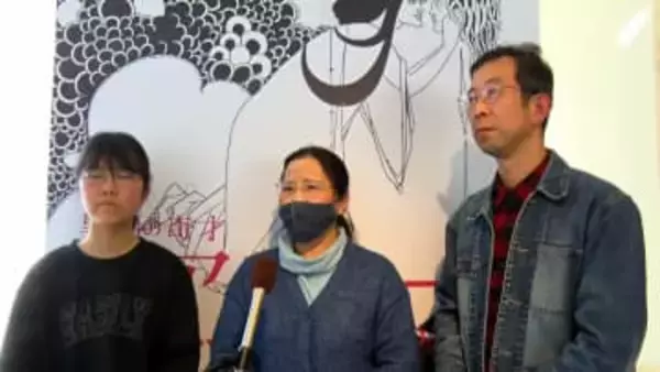 幸運の1万人目は高知市の家族！「また来て見たい」ビアズリー展の記念図録贈呈に笑顔