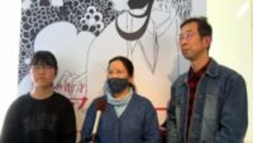 幸運の1万人目は高知市の家族！「また来て見たい」ビアズリー展の記念図録贈呈に笑顔