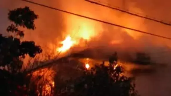 暗闇に激しく上がる炎と煙⋯住宅3棟が全焼する火事、1人の遺体発見　遺体の年齢・性別は不明、住人88歳女性と連絡取れず【高知】