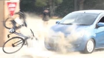 加速する車と自転車が衝突…スタントマンが交通事故を再現　「今まで以上に気を付けていく」中学校で自転車の交通安全教室