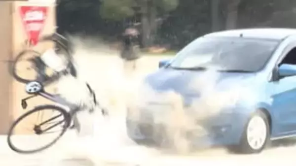 加速する車と自転車が衝突…スタントマンが交通事故を再現　「今まで以上に気を付けていく」中学校で自転車の交通安全教室