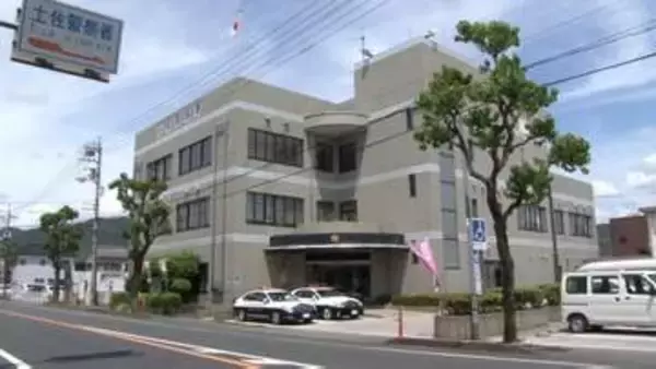 足に何か当たった感覚→振り返ると不審な男が…スカート内にスマホ差し入れ盗撮した疑いで男逮捕【高知】