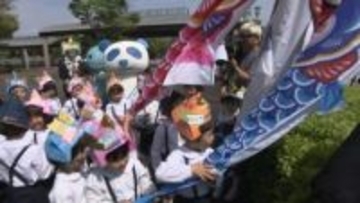 4m超のコイが空を舞う！濵田知事と園児41人が力を合わせて掲揚「高知の未来は明るい」手作りかぶとで笑顔満開【高知】