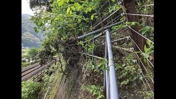 土砂崩れ食い止めるも、柵が今にも倒れそうに⋯JR予土線・窪川～江川崎で終日運休、あす28日も始発から運転見合わせ「再開は早くて10:30以降」