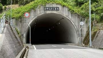 自転車がトンネルで大型トラックに追突され72歳の男性が死亡　トラックの運転手を現行犯逮捕【高知・須崎市】