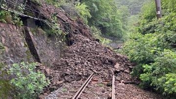 線路に大量の土砂⋯土讃線で斜面崩壊　9日・10日は終日運転見合わせ、特急「南風・しまんと」一部でバス代替輸送【運行計画全掲載】