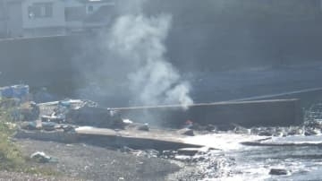 “海岸で野焼き”で男性を摘発　ウェットスーツや食器など家庭ごみ約12.5kgを焼却処分した疑い「1年ほど前からやっていた」【高知・土佐清水】