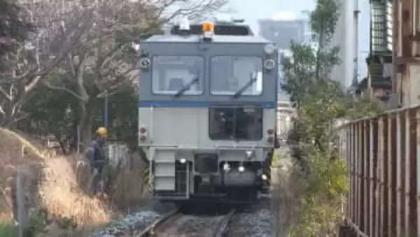 日中に線路の保守作業「マルチプルタイタンパー」が稼働　通常は夜に実施も「作業員の働き方改革」など考慮、騒音の影響が減り視認性・安全性も向上【JR四国・高知】