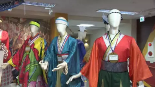 よさこい祭り「衣装」集めた企画展　去年大賞の「ほにや」も、受賞チームなど27点を展示⋯試着も可能、近年は猛暑対策で軽く快適な素材を採用