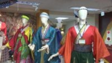 よさこい祭り「衣装」集めた企画展　去年大賞の「ほにや」も、受賞チームなど27点を展示⋯試着も可能、近年は猛暑対策で軽く快適な素材を採用