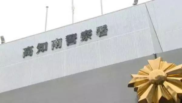 「喫煙所にあった財布」盗んだ疑いで67歳の女を逮捕　中には現金4万円…防犯カメラが捉えた“数分間”の犯行【高知】