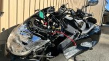 未明の交差点で右折中の車と直進中のバイクが衝突　バイクの男性が意識不明の重体（高知）