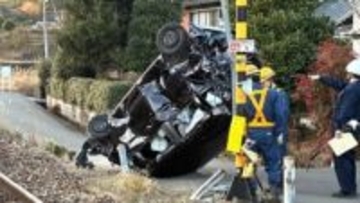 踏切内で脱輪の車に列車が衝突、運転手「ブレーキかけたが間に合わず」　けが人なし（9日午後5時時点）