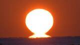 「冬の風物詩「だるま夕日」宿毛湾で輝く　「ひと冬で15回ほど」気象条件が揃わないと見られない“幸運の夕日”」の画像1