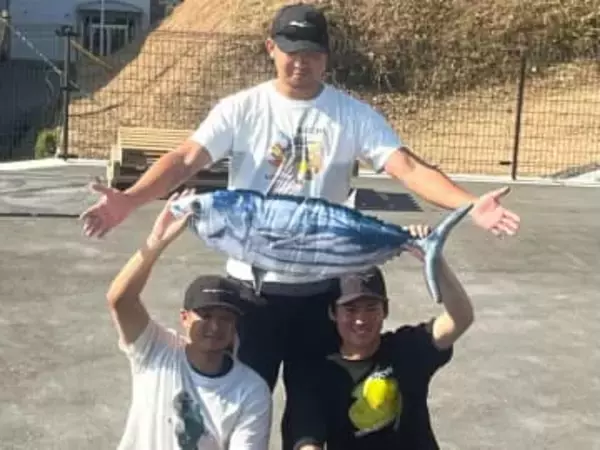 カブス今永昇太、記念撮影で“カツオざんまい”ポーズ　今季の飛躍へ、広島・森翔平、中日・金丸夢斗と高知自主トレ