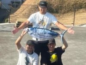 カブス今永昇太、記念撮影で“カツオざんまい”ポーズ　今季の飛躍へ、広島・森翔平、中日・金丸夢斗と高知自主トレ