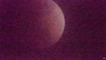 【連続写真で見る】皆既月食・最新の月の様子は？「食の最大」近づくと“赤い月”に変貌【高知・ライブ】