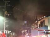 「【速報】高知市でマンション火災　暗闇に黒煙、激しく燃える炎も⋯けが人の有無は不明（26日午後6時50分）」の画像1