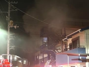 【速報】高知市でマンション火災　暗闇に黒煙、激しく燃える炎も⋯けが人の有無は不明（26日午後6時50分）