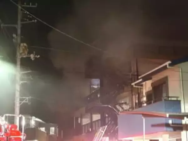 【速報】高知市でマンション火災　暗闇に黒煙、激しく燃える炎も⋯けが人の有無は不明（26日午後6時50分）