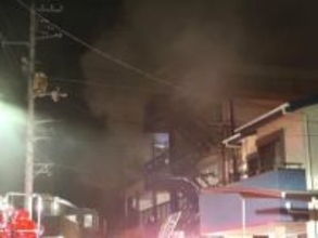 【速報】高知市でマンション火災　暗闇に黒煙、激しく燃える炎も⋯けが人の有無は不明（26日午後6時50分）