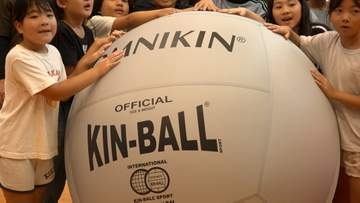 巨大なボールを打ち合う「キンボール」　小学生らが初体験！「年齢・性別関係なく協調性を育めるスポーツ」として普及を目指す【高知】