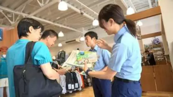 夏のレジャーシーズンに合わせ、警察官らがアウトドア用品店の店頭で「山岳遭難・水難事故防止」呼びかけ【高知】