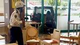 「【画像あり】量販店のフードコートにバックで車突っ込む、4人巻き込まれ2人を搬送【高知】」の画像1