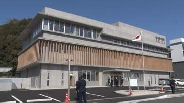 「白い煙が出ています」と通報　高知県宿毛市新港の木材置き場から出火　木材約350本等焼き約6時間半後に鎮火けが人なし【高知】