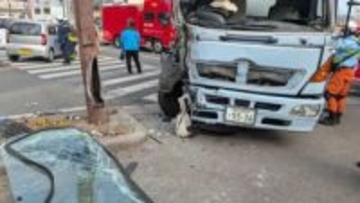 県道交差点でごみ収集車と軽乗用車が衝突　運転手2人が病院に搬送も命に別状なし【高知】