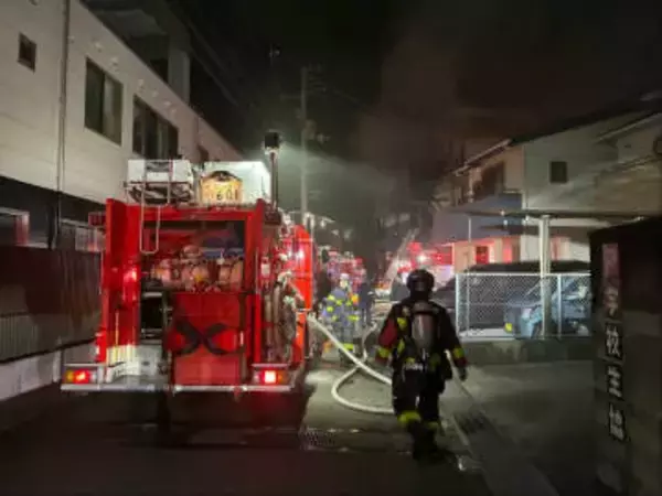 アパート一室全焼で119番相次ぐ、77歳女性が軽傷　搬送も命に別状なし【高知】