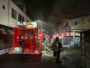 アパート一室全焼で119番相次ぐ、77歳女性が軽傷　搬送も命に別状なし【高知】