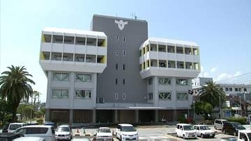 携帯電話を手に自転車を運転する女性を呼び止めると酒の匂いが...酒気帯び運転の疑いで会計年度任用職員を摘発【高知】