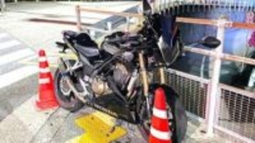 車とバイクが衝突、バイクの18歳男性が意識不明⋯現場は橋の東詰の交差点で破片が散乱、車のドライブレコーダー映像など捜査【高知】