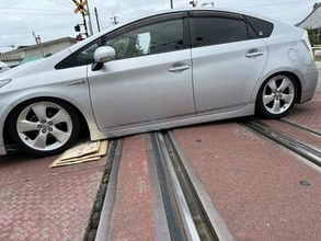 “シャコタン”の車が踏切内で立ち往生、JRは一時運転見合わせに　車の底部が踏切内中央部に引っかかったことが原因か