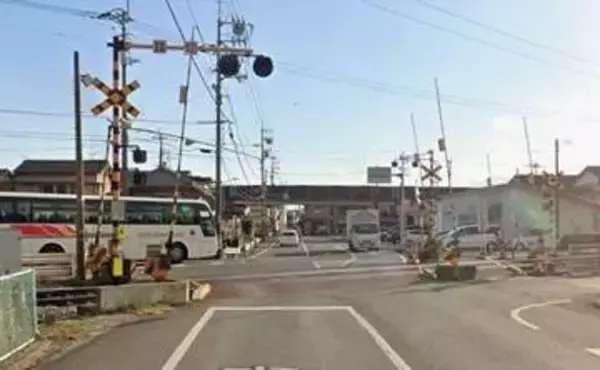 “シャコタン”の車が踏切内で立ち往生、JRは一時運転見合わせに　車の底部が踏切内中央部に引っかかったことが原因か