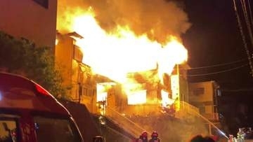 【情報更新】住宅6棟焼ける火事、鎮火後にも再び煙が⋯火元の1棟が全焼・1人の遺体発見、70代夫婦の家で夫と連絡とれず（18日12:25時点）