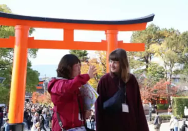 座り込みや食べ歩き...多発する外国人旅行者のマナー違反　京都の社寺が進める「注意ではない」試みとは