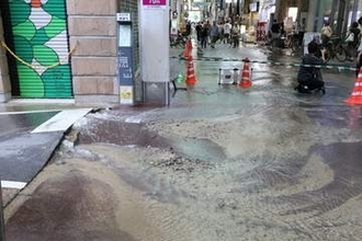 【速報】京都市の商店街で水道管が破損し漏水　周辺に水あふれ「大打撃だ。早くどうにかして」
