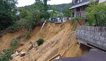 【速報】山間部を造成した住宅地で市道が崩落　長さ30mにわたり　停電や断水が発生　滋賀