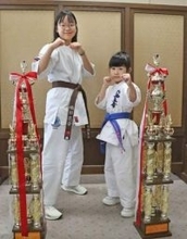 滋賀県の小学生「フルコンタクト空手」で優秀成績　「トロフィーもらえてうれしい。パパは泣きました」
