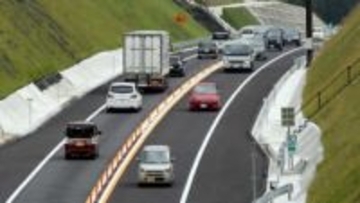 京都縦貫道で車2台が正面衝突、男女2人搬送　一時通行止めに