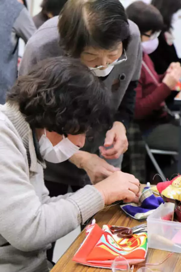 ひな人形がまとう色鮮やかな着物、丁寧に縫い合わせた驚きの材料　京都北部で手作り講習会