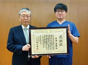 出張中の救急医が駅で倒れた男性を救助 　「行くしかない」と心臓マッサージ