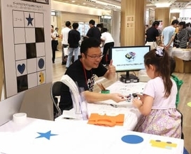 京都市中京区の商業施設でなぜ世界的研究者が解説を？難しい研究内容を自らの言葉で語るワケ